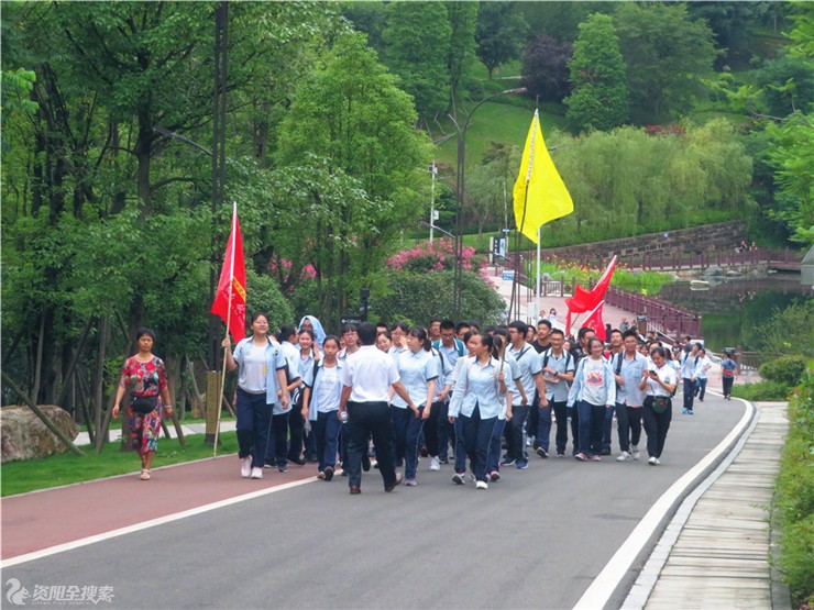 资阳中学组织高三学生到凤岭公园开展“远足”解压活动