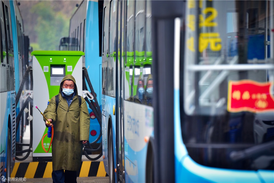 2.交通人对公交车消毒，拍摄于2月13日_副本.jpg