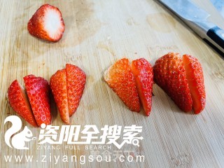 【美食教程】酸酸甜甜的酸奶草莓冻