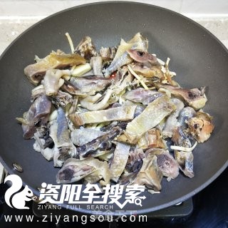【美食教程】茶树菇焖腊鸡